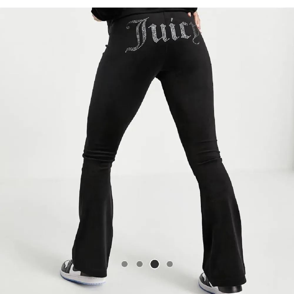 Nästan oanvända svarta juicy byxor från Asos (nypris 1000kr). Jeans & Byxor.