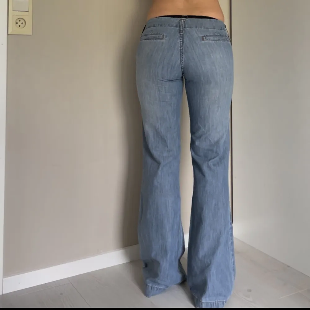 Bootcut jeans med midjemåttet 75 och innerbenslängden 82. Jeans & Byxor.
