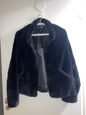 Pälsjacka strl M - Pälsjacka från märket Only i storlek M, passar S. Pris kan diskuteras