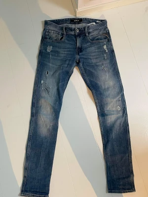 Replay jeans✨ - Replay jeans.🦋 Storlek 28-30 Pris: 550kr Vid frågor, fler bilder eller andra funderingar så är det bara att skicka meddelande!