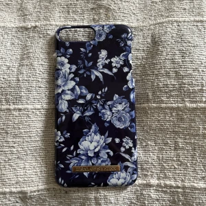 Ideal of Sweden Mobilskal  - Mobilmodell: 8 Plus  Blommigt mobil skal med färgen blå och vit. Har inte använts mycket! (Pris kan diskuteras) 🦋💕