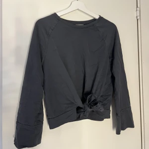 Knyttröja - Grå knyttröja från Lindex! Super fin och sparsamt använd! Storlek XS men passar även S.