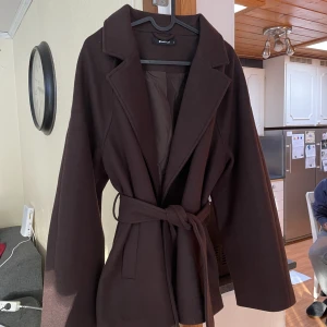 Kappa - Säljer nu min bruna kappa från Gina Tricot eftersom den inte kommer till användning, köptes för 3 veckor sen och har använts typ 4 gånger. Den är som helt ny och har inga fel! Köpt för 700kr så säljer för 450kr. Hör av er! 