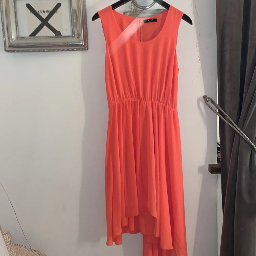 Klänning från vila säljer till min mamma helt ny använd en gång jätte gullig klänning till sommaren helt nytt skick den är aprikos färg finns inte tag välja❤️köpt för 2 år sen . Klänningar.