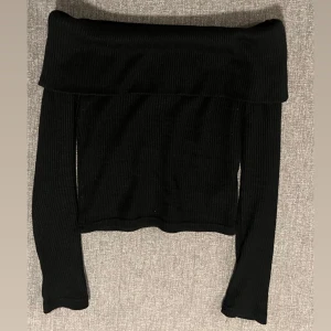 off shoulder tröja - Jätte fin off shoulder tröja från Gina tricot. Säljer den då den inte kommer till användning. Är perfekt till hösten då den är varm. Köpt för 399kr 