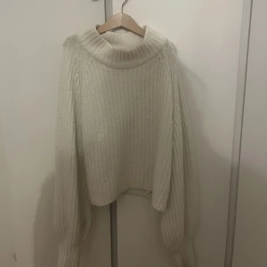 Stickad tröja - Säljer min stickade tröja från Gina gruvor då den börjar bli lite liten!❤️Fint skick och nypris runt 400kr❤️