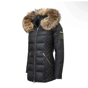 Jacka  - Säljer min fina rockandblue jacka med en stor tjock päls.  Jackan är i nyskick 😍