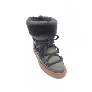 As snygga blå/grå inuikii vinter boots med en högre kant 😍super fint skick, säljer endast då dom är lite stora ❣️ 