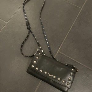 Zadig & Voltaire väska  - Säljer min jätte fina Zadig väskan💗Den är i den lilla versionen och är lite slite på vissa ställen. 