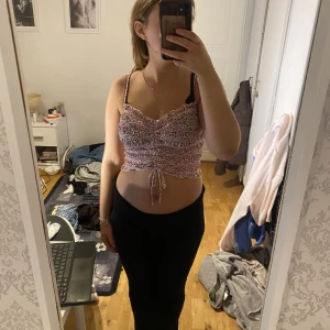 Blommig topp - Jättefin och fina färger. Perfekt sommarplagg eller till festtillfällen🎉