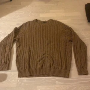 kabelstickad tröja - oversized kabelstickad tröja från Dressman. finns inget större fel på tröjan, bara inte min stil längre.