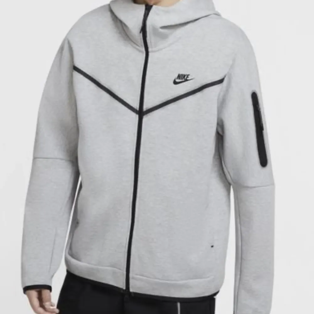 Super skön Nike tech fleece, herr modell (men alla tjejer brukar också använda dom). Nypris: 1500kr. Bra skick, säljer pga ingen användning. . Hoodies.
