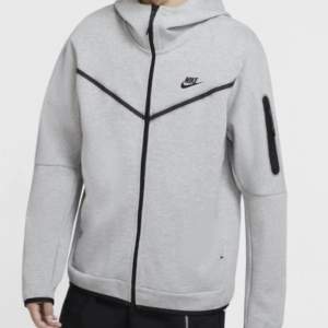 Super skön Nike tech fleece, herr modell (men alla tjejer brukar också använda dom). Nypris: 1500kr. Bra skick, säljer pga ingen användning. 