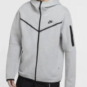 Nicke tech fleece - Super skön Nike tech fleece, herr modell (men alla tjejer brukar också använda dom). Nypris: 1500kr. Bra skick, säljer pga ingen användning. 