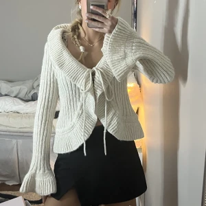 Kofta  - Säljer denna SJUKT söta koftan 🥰🥰knabbt använd . St xs men sitter som en S