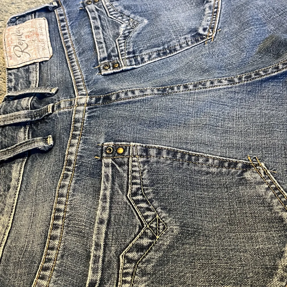 Ett par ascoola vintage jeans från Replay i storlek W33, L34! Inga defekter och i bra skick. Hör av er vid frågor :). Jeans & Byxor.
