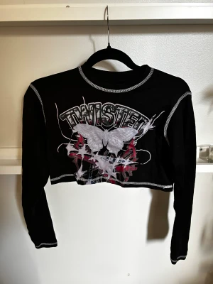 Croppad långärmad topp - Svart långärmad Croppad tröja från Missguided! Endast använd en gång