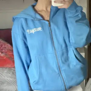 Blå oversized zip hoodie från märket Multiply Apparel❣️ Storlek S. Köpt för 1073kr, säljer för 500. Priset kan diskuteras vid snabb affär☺️