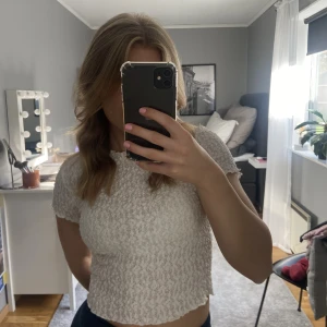 Strukturerad topp - Jättefin topp från Gina! Knappt använd så i nyskick🤩