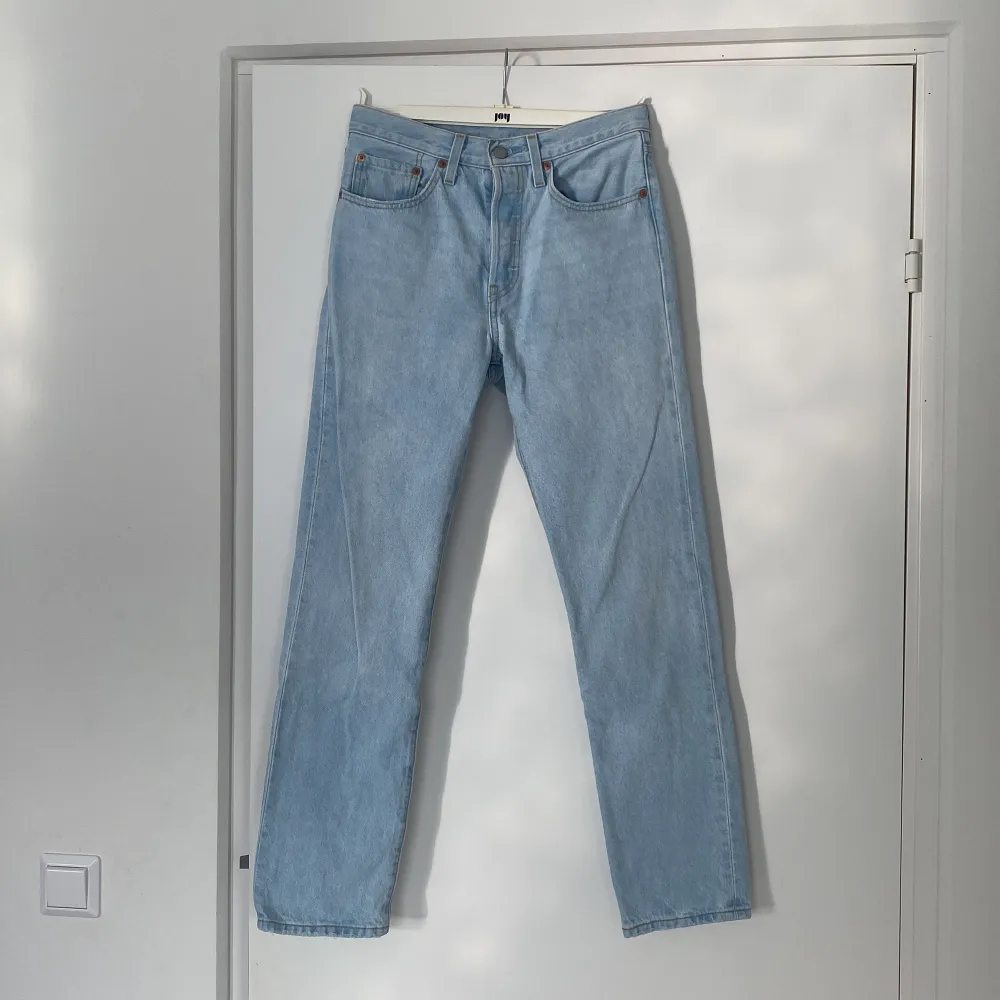 Supersnygga Levi’s jeans i modellen 501 som tyvärr köptes lite för små och därför bara använda en gång. Storlek W26, L30.  . Jeans & Byxor.