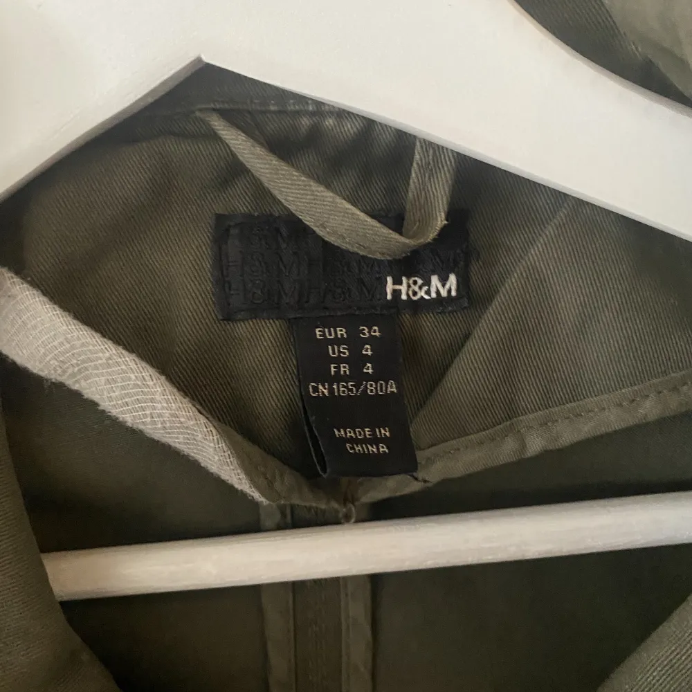 Super gullig grön jacka från h&m! Tyvärr för liten för mig 🩷. Jackor.