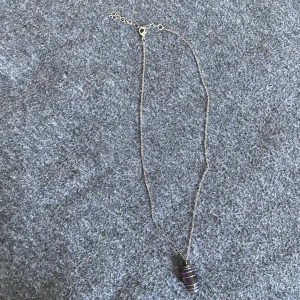 Äkta kristall halsband - Hej! Säljer nu detta jättefina kristall halsbandet, men en ametist. Ametist sägs hjälpa mot stress o avkopplande köpt för 150kr, säljer för 30kr + 13kr frakt 