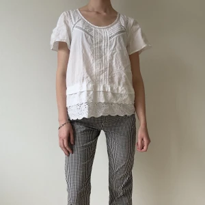 Söt blus - Söt blus i med spets och ruffles, lappen inuti är bortklippt men känns som bomull. 