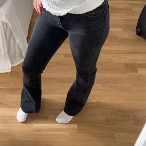 Lågmidjade bootcut jeans från crocker 💗 Används inte längre därav säljer jag.  Passar perfekt på mig som är 165💗