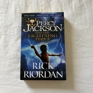 Percy Jackson and the lightning theif bok - Boken Percy Jackson and the lightning theif av Rick Riordan. Tv serie baserat på denna bok kommer ut i december 2023! Boken är i nyskick💕