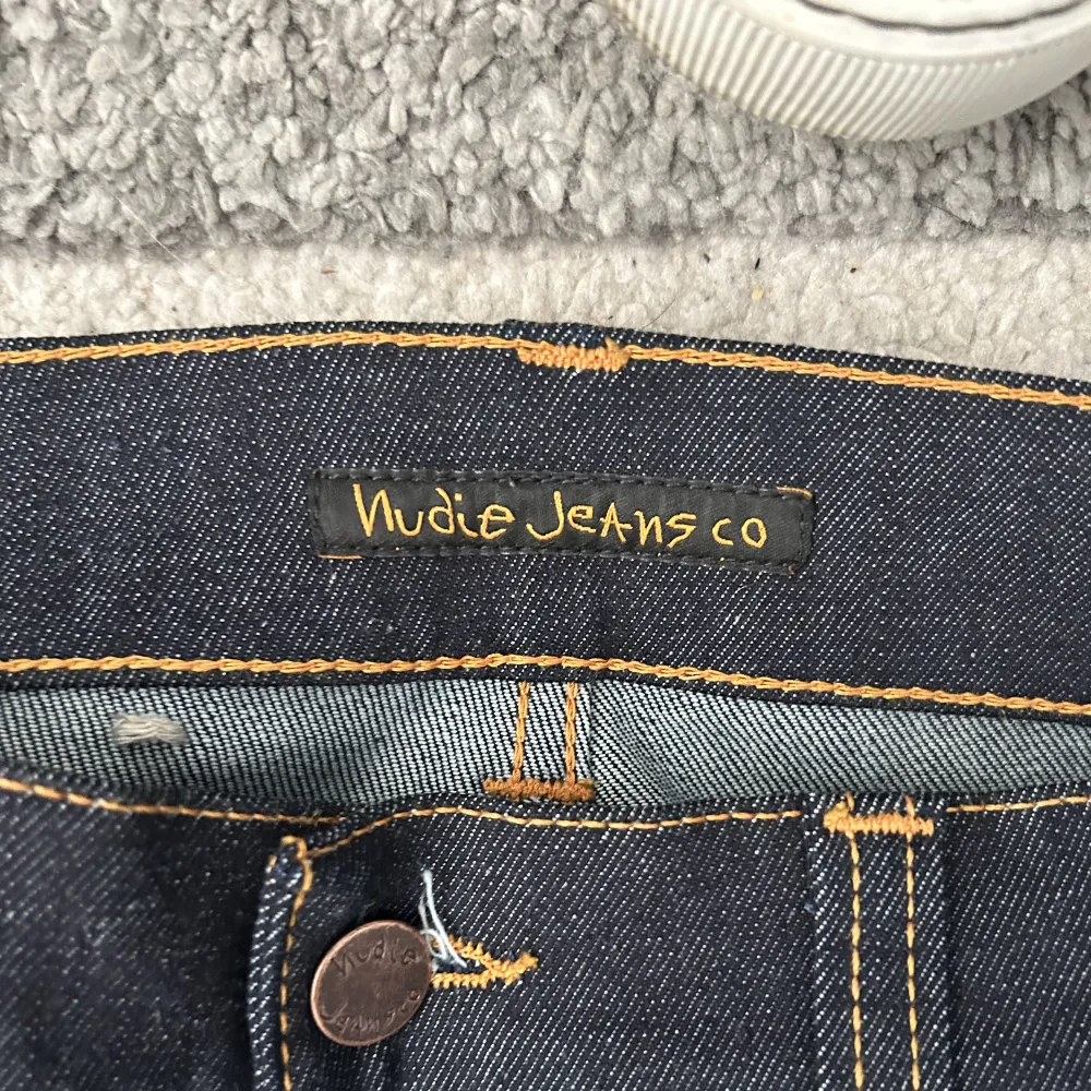 Nudie Jeans i storlek W32-L34. Skick 10/10 och nypris 1800kr, mitt pris 500.. Jeans & Byxor.