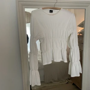 Fin mönstrad blus! - Vit, väckad blus från Gina tricot. Använd två gånger.