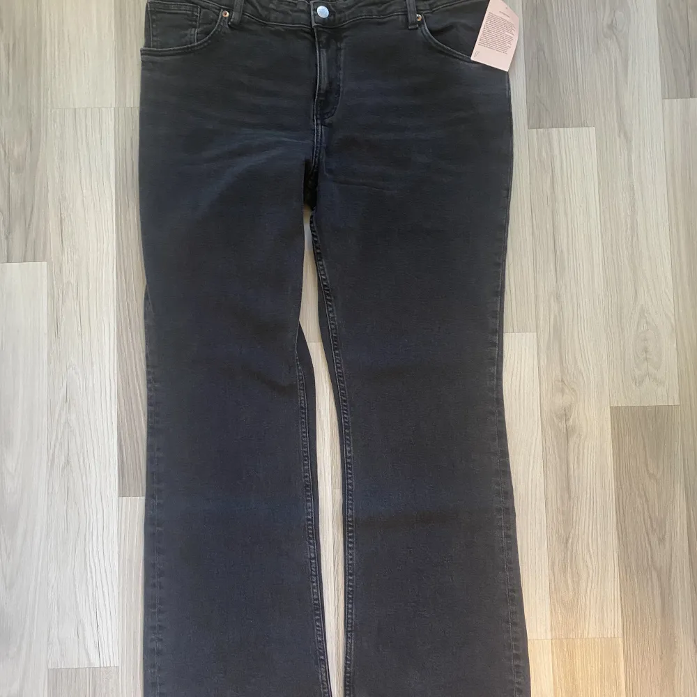 Ett par svarta lowwaist jeans, köpta från hm men originellt från Monki. I nyskick, prislapp kvar. Säljer pga för stora. Ordinarie pris är 500kr ⭐️. Jeans & Byxor.