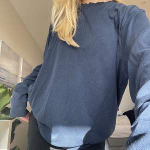 Säljer denna supermysiga oversized navyblue sweatern!❤️ Perfekt för hösten och vintern😍Den är i storlek XL men sitter ändå lagom oversized! Köpt från H&M👌🏼