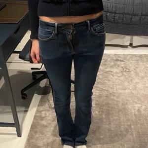 Lowwaist jeans bootcut  - Mörkblå lowwaist jeans med bootcut. Mycket bra skick och endast använda fåtal gånger. 😍Jag säljer dem då de är för små för mig. 💕 