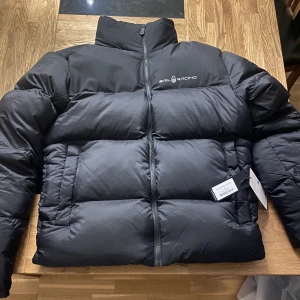 Sail racing jackaqq av - Cloud down jacket Helt oanvänd Nypris 3500 Sälj pga felköp Pris kan diskuteras
