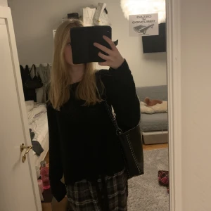 Tröja med öppen rygg - Säljer min tröja med öppen ryg från vero moda storlek m men passar mig som har storlek xs/s. Kostar 50kr+frakt 🫶