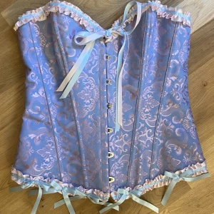 Lila korsett - Säljer finaste och eftertraktade korsetten, då jag hittat likadan i bättre storlek för mig!😍 Passar M/L, även S bra, bara de att den inte blir jätte figursydd. Axelband medföljer. Budgivning!