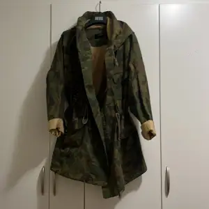 Svincool jacka från Zara i London! Militärmönstrad med tryck på hela ryggen och även lite framtill. Stor luva och oversized passform