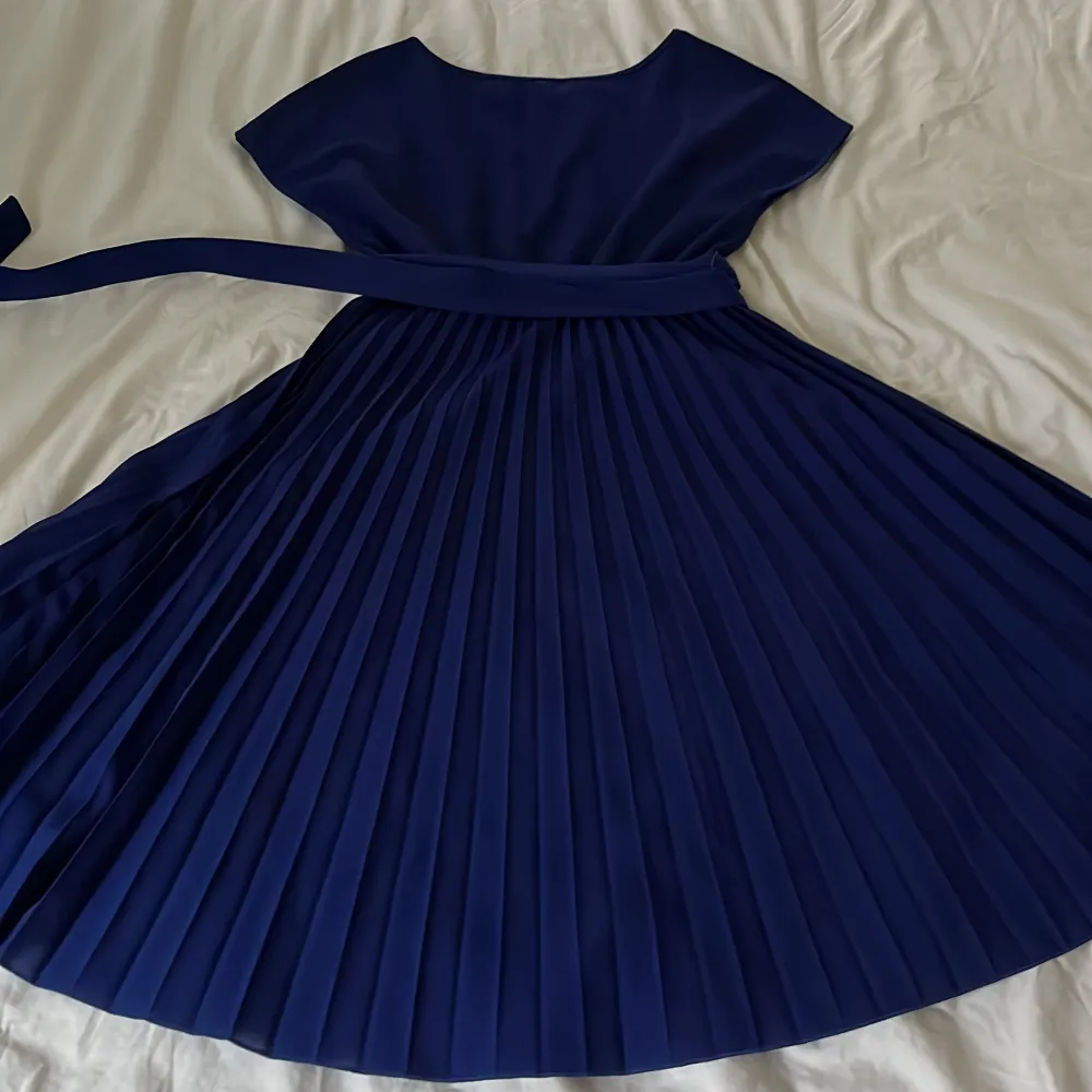 Jag säljer den marinblå klänning från SHEIN för 160 sek . Storlek är L .. Klänningar.