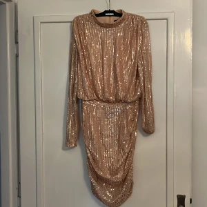 Klänning  - Fin oanvänd klänning från Shein (beige/rosa) 