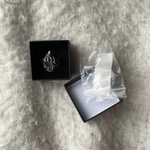 Ring - Assnygg ring som jag älskaaar men tyvärr måste då den var förstor och kan inte byta storlek😫 Helt oanvänd endast tagit ur förpackningen! Kan tänka mig byta också🥰 nypris 200 kr