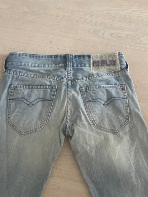 Jeans  - Ascoola unika vintagejeans från replay🙌 raka i modellen (absolut inte skinny) och väldigt lågmidjade. Nyskick då de aldrig är använda. Är själv 170cm och de är för långa för mig så de passar längre personer. Köp direkt för 400. 