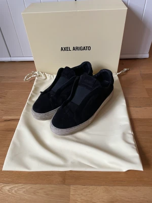 Axel Arigato storlek 42 - Ett par Stilliga arigatos clean 360 laceless i storlek 42, skorna är i bra skick om man bortser från en defekt som man kan se på bild 3. Nypris 2500kr mitt pris 450kr. Hör av er vid frågor eller intresse🙌pris kan diskuteras 