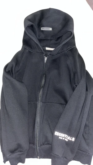 Essentials kofta - En kofta som bara ligger i garderoben, den är endast testad en gång. Den är för stor på mig i storlek S men kan även passa dem som har M 