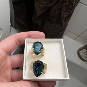 Caroline Svedbom ring  - (Det är den nedersta som finns kvar) Caroline Svedbom Ring Classic Drop Guld