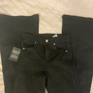 Utsvängda svarta jeans - Aldrig använda. Ganska små i storleken