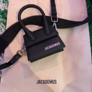 Jacquemus väska - Skit snygg Väska helt oanvänd! Dustbag tillkommer köpt för ca 6000kr på farfetch! PRIS KAN DISKUTERAS