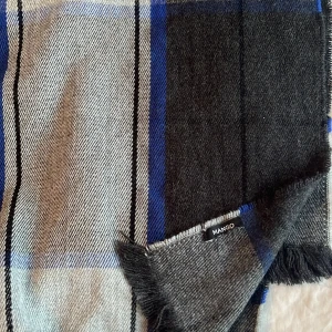 Halsduk  - Helt oanvänd halsduk. Jätte fint skick. Kan tänka mig sälja den billigare 