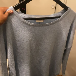 Ljus blå tröja från SAINT  - Säljer dehör ljusblåa tröjan från SAINT💕tryck inte på in och köp skriv till mig innan