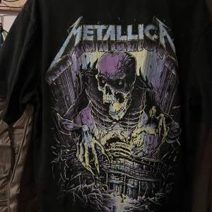 Metallica oversized T-shirt i storlek M, fint skick, pris går att diskuteras vid snabb affär😇